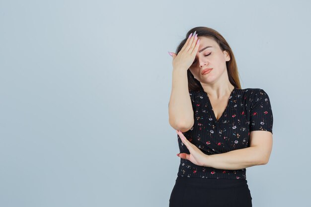 Expressieve jonge vrouw poseren in de studio