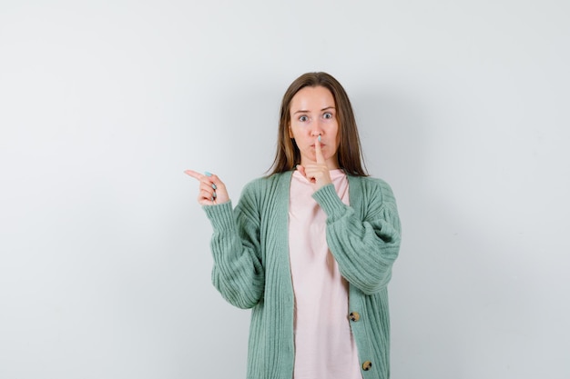 Expressieve jonge vrouw poseren in de studio