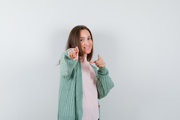 Expressieve jonge vrouw poseren in de studio