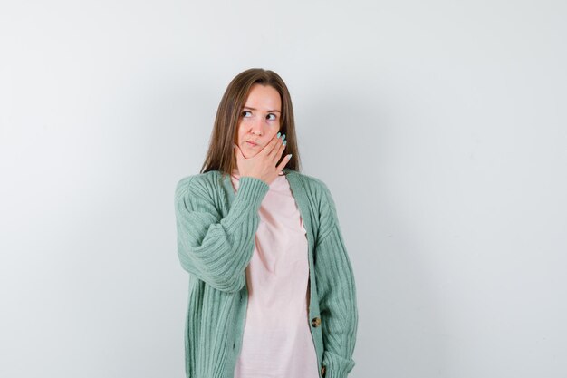 Expressieve jonge vrouw poseren in de studio