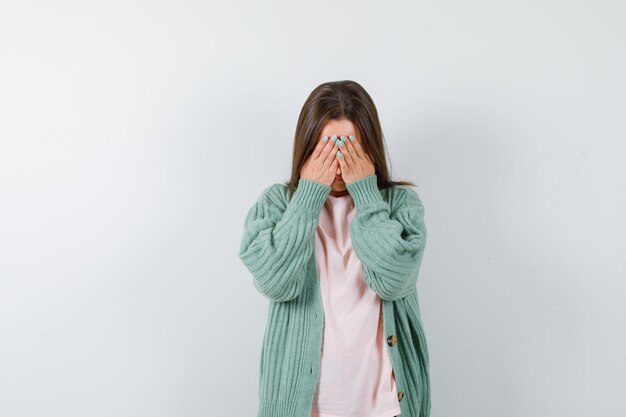 Expressieve jonge vrouw poseren in de studio