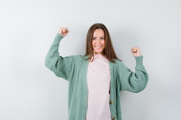 Expressieve jonge vrouw poseren in de studio