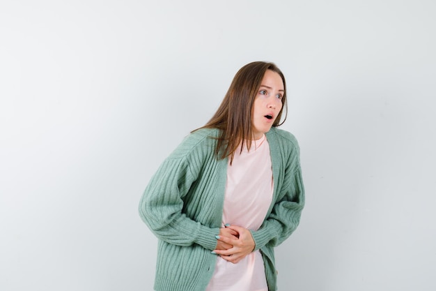 Gratis foto expressieve jonge vrouw poseren in de studio