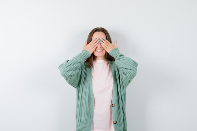 Expressieve jonge vrouw poseren in de studio