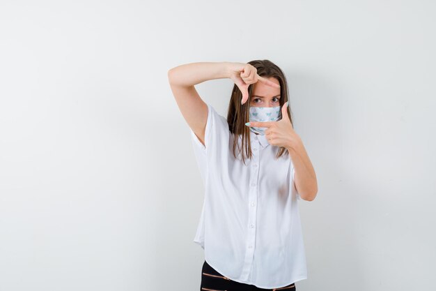 Expressieve jonge vrouw poseren in de studio