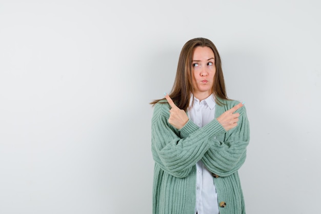 Expressieve jonge vrouw poseren in de studio