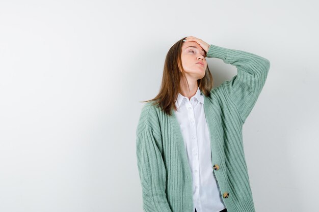 Expressieve jonge vrouw poseren in de studio