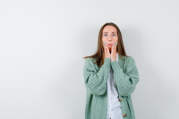 Expressieve jonge vrouw poseren in de studio