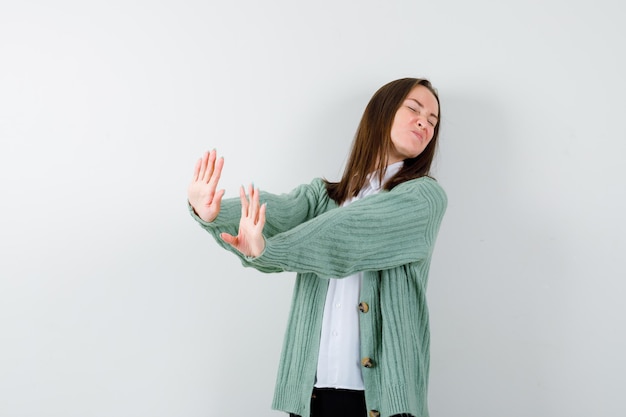 Gratis foto expressieve jonge vrouw poseren in de studio