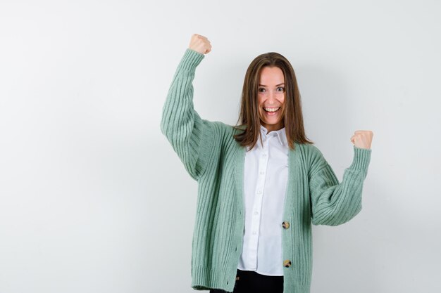 Expressieve jonge vrouw poseren in de studio
