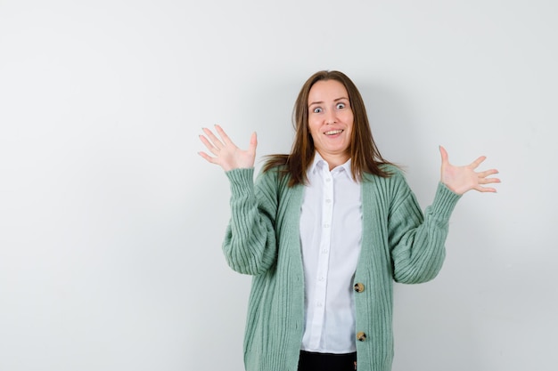 Expressieve jonge vrouw poseren in de studio