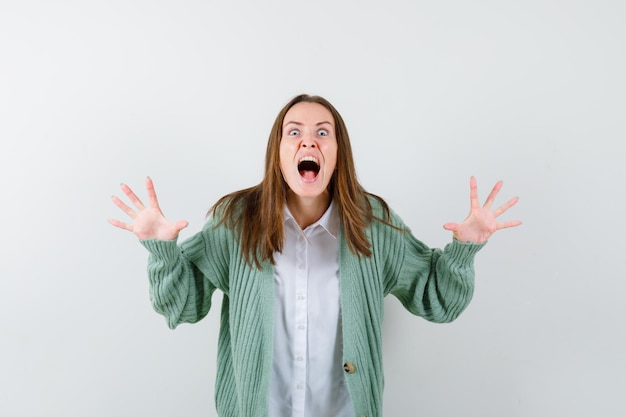 Gratis foto expressieve jonge vrouw poseren in de studio