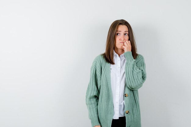 Expressieve jonge vrouw poseren in de studio