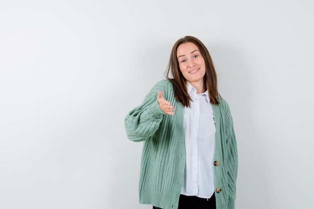 Expressieve jonge vrouw poseren in de studio