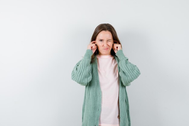 Expressieve jonge vrouw poseren in de studio