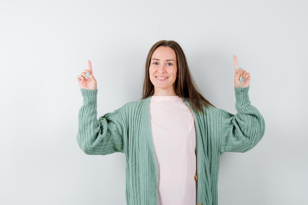 Expressieve jonge vrouw poseren in de studio