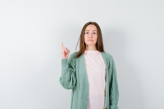 Expressieve jonge vrouw poseren in de studio