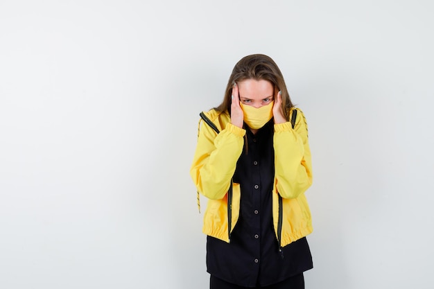 Expressieve jonge vrouw poseren in de studio