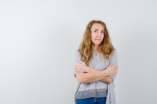 Expressieve jonge vrouw poseren in de studio