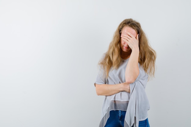 Gratis foto expressieve jonge vrouw poseren in de studio