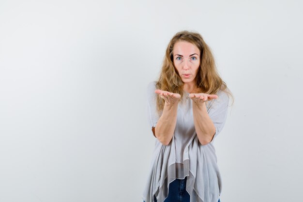 Expressieve jonge vrouw poseren in de studio