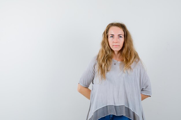 Gratis foto expressieve jonge vrouw poseren in de studio