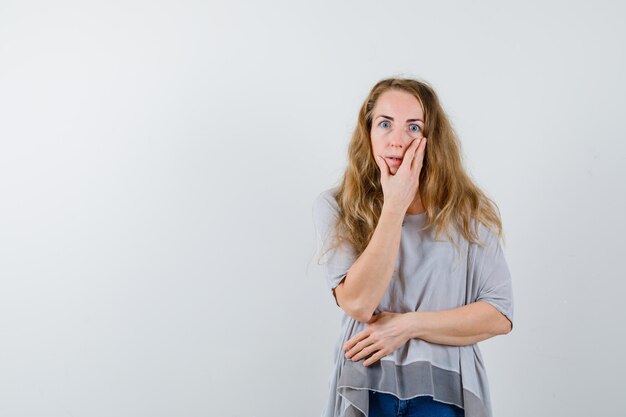 Expressieve jonge vrouw poseren in de studio