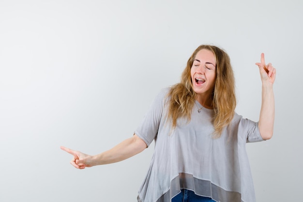 Expressieve jonge vrouw poseren in de studio