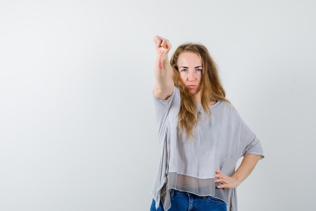 Gratis foto expressieve jonge vrouw poseren in de studio