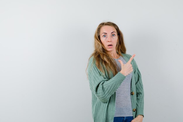 Expressieve jonge vrouw poseren in de studio