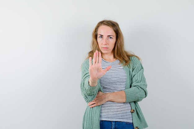 Expressieve jonge vrouw poseren in de studio