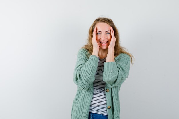 Expressieve jonge vrouw poseren in de studio