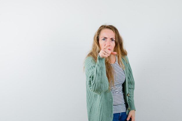 Expressieve jonge vrouw poseren in de studio