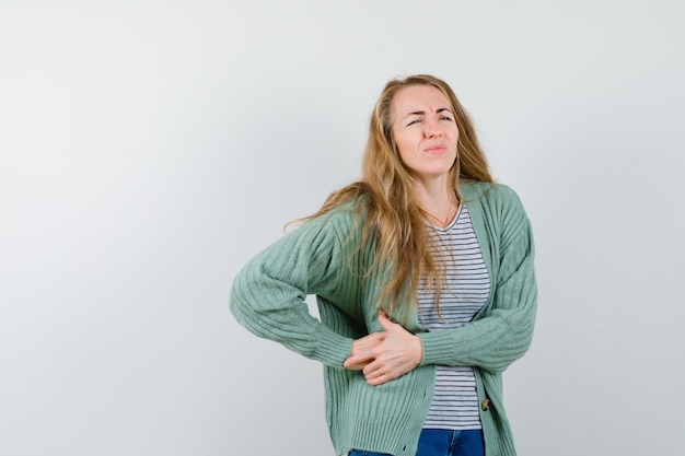 Expressieve jonge vrouw poseren in de studio