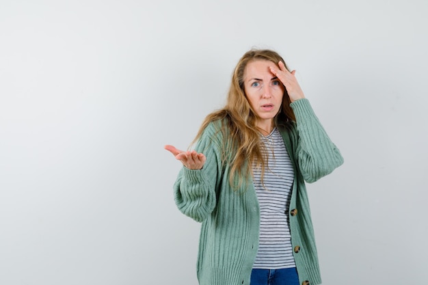 Expressieve jonge vrouw poseren in de studio