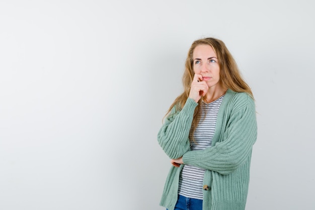 Expressieve jonge vrouw poseren in de studio