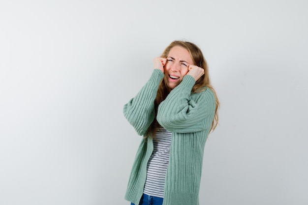 Expressieve jonge vrouw poseren in de studio