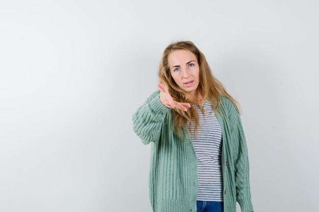 Expressieve jonge vrouw poseren in de studio