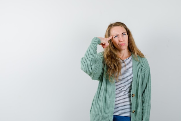 Expressieve jonge vrouw poseren in de studio