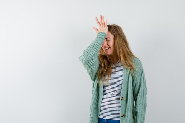 Expressieve jonge vrouw poseren in de studio