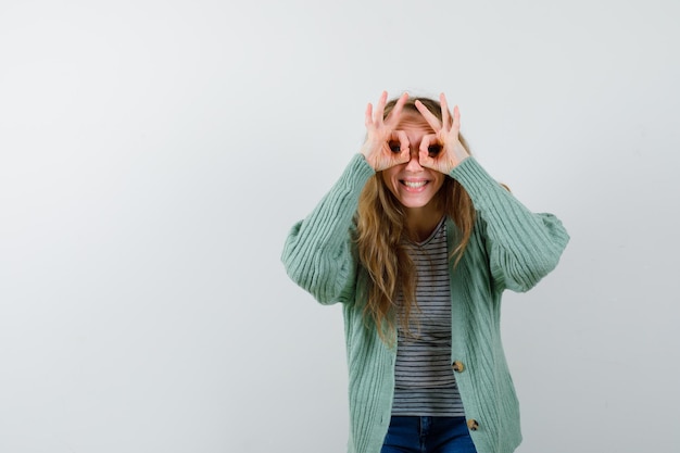 Gratis foto expressieve jonge vrouw poseren in de studio