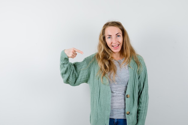 Gratis foto expressieve jonge vrouw poseren in de studio