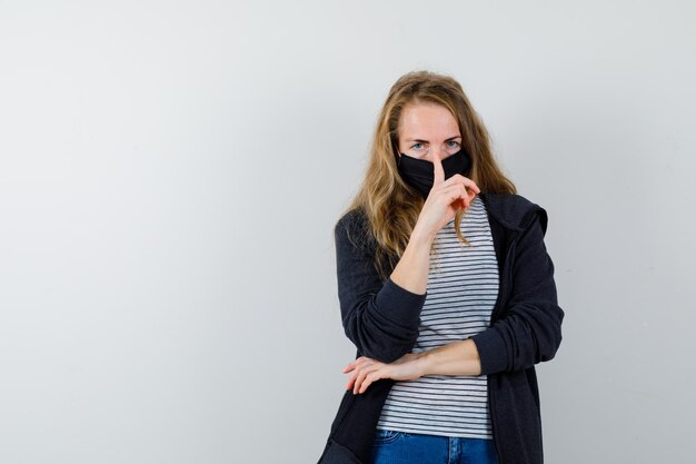 Expressieve jonge vrouw poseren in de studio