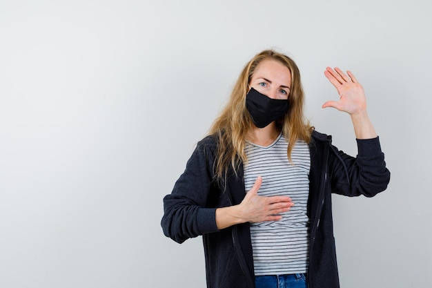 Expressieve jonge vrouw poseren in de studio