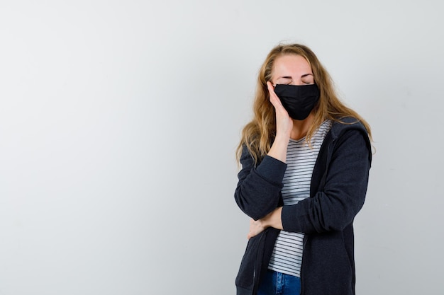 Expressieve jonge vrouw poseren in de studio