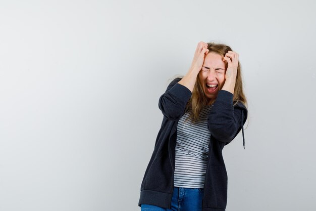 Expressieve jonge vrouw poseren in de studio