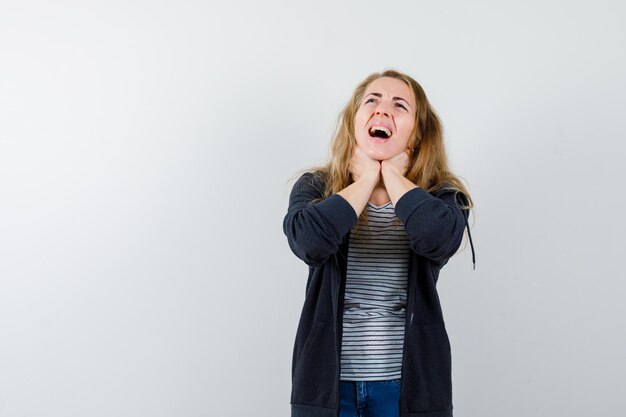 Expressieve jonge vrouw poseren in de studio