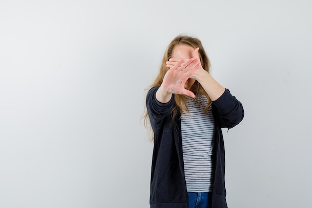 Gratis foto expressieve jonge vrouw poseren in de studio