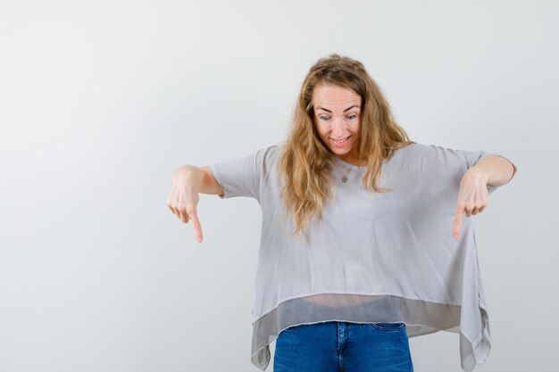 Gratis foto expressieve jonge vrouw poseren in de studio