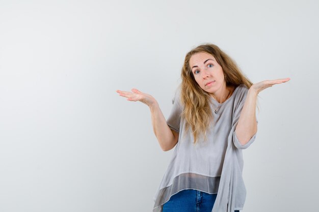 Expressieve jonge vrouw poseren in de studio